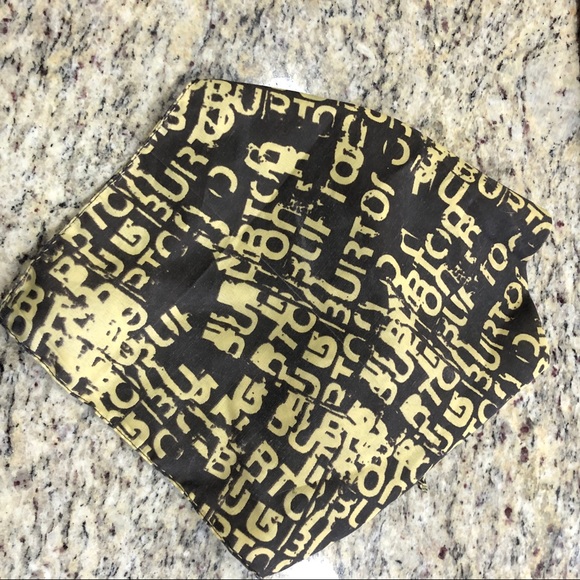 Burton triangle-shaped scarf - Picture 3 of 8